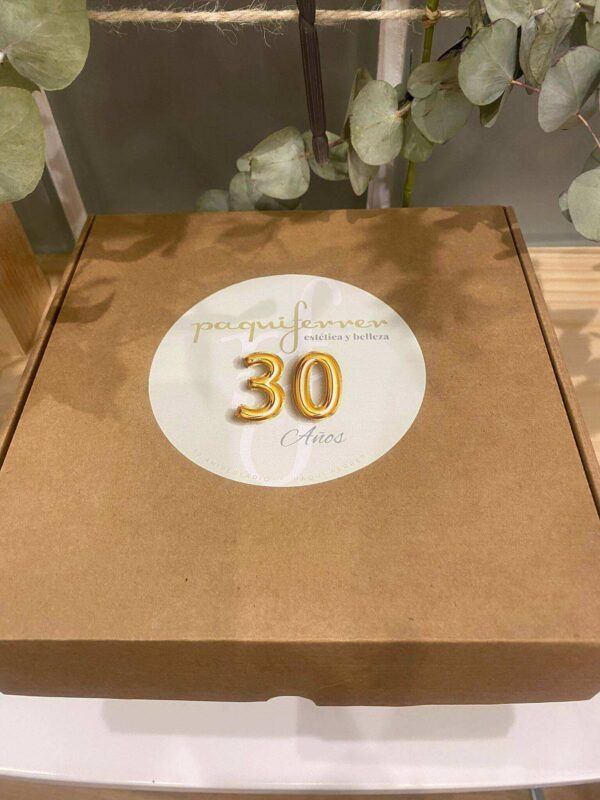 Caja regalo Belleza para Llevar cerrada con logo especial aniversario 30 años Paqui Ferrer