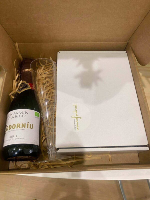 Pack Edición 30 Aniversario listo para regalar con el Benjamín de Codorniu y la cajita con el tratamiento especial de belleza para llevar